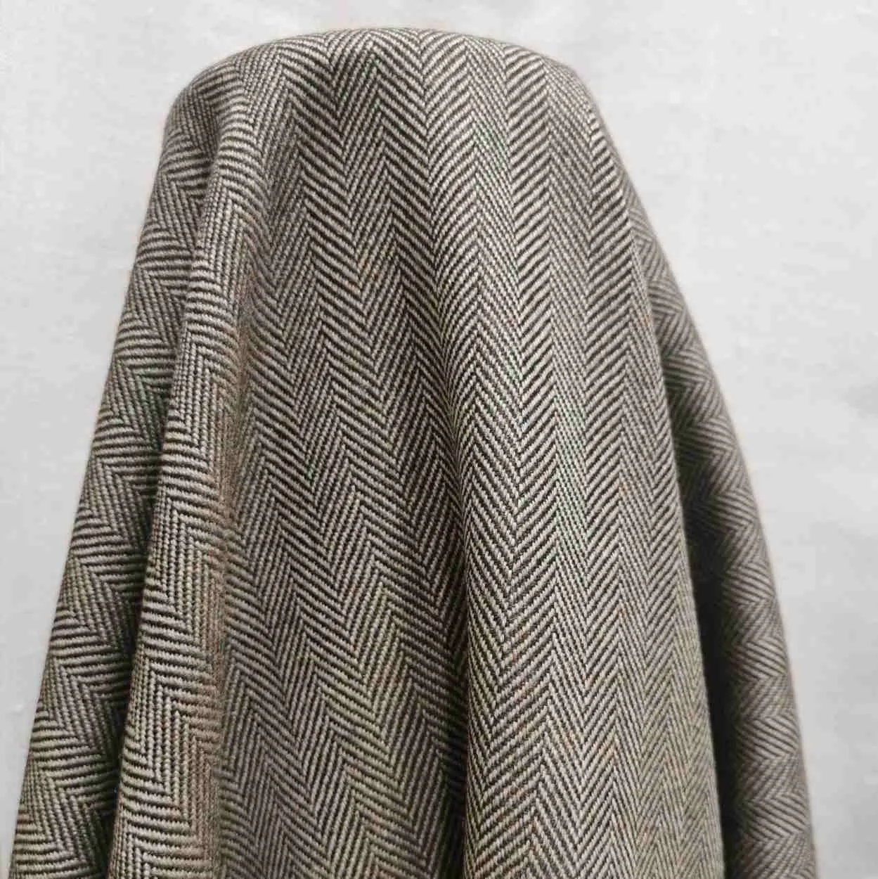 Annie Wool Herringbone, Walnut