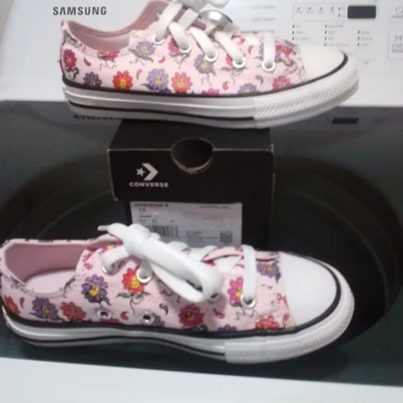 NWT NIB Converse Kids Floral Pink Sneakers