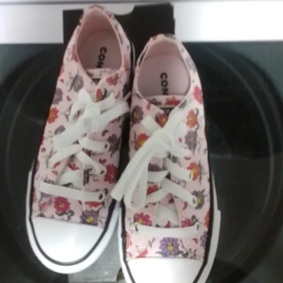 NWT NIB Converse Kids Floral Pink Sneakers