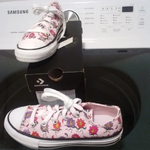 NWT NIB Converse Kids Floral Pink Sneakers