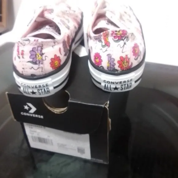 NWT NIB Converse Kids Floral Pink Sneakers